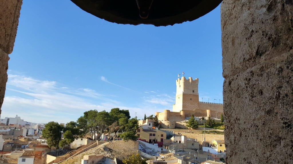 Vista del Castillo de la Atalaya desde la Torre de la Iglesia de Santa María.